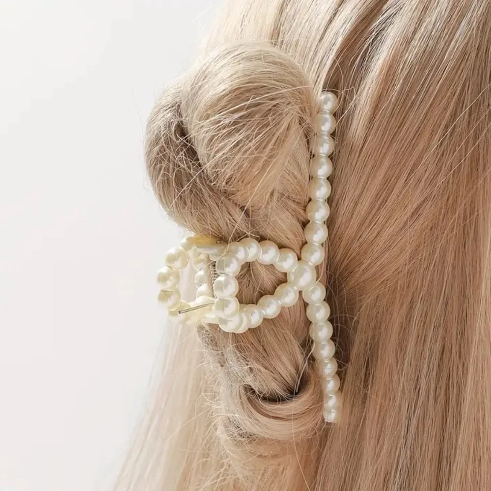 NWOT Pearl Hair Claw Clip